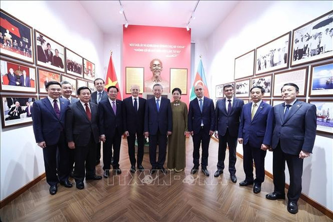 El secretario general del Partido Comunista de Vietnam, To Lam, y delegados se toma una foto de recuerdo. (Fuente: VNA) vna-potal-tong-bi-thu-du-le-khanh-thanh-phong-luu-niem-chu-tich-ho-chi-minh-voi-su-nghiep-nganh-dau-khi-viet-nam-azerbaijan-stand.jpg