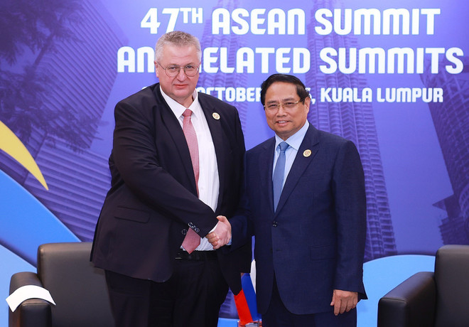 El primer ministro vietnamita, Pham Minh Chinh, y el viceprimer ministro ruso, Alexey Overchuk (Fuente: VNA) vna-potal-thu-tuong-pham-minh-chinh-gap-pho-thu-tuong-nga-alexey-overchuk-8366774.jpg