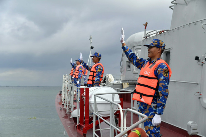 Oficiales y soldados de la Región Naval 2 se despidieron del buque HMNZS Aotearoa tras finalizar el entrenamiento. (Foto: VNA) vna-potal-tau-cua-vung-2-hai-quan-luyen-tap-chung-voi-tau-cua-hai-quan-hoang-gia-new-zealand-8367547.jpg