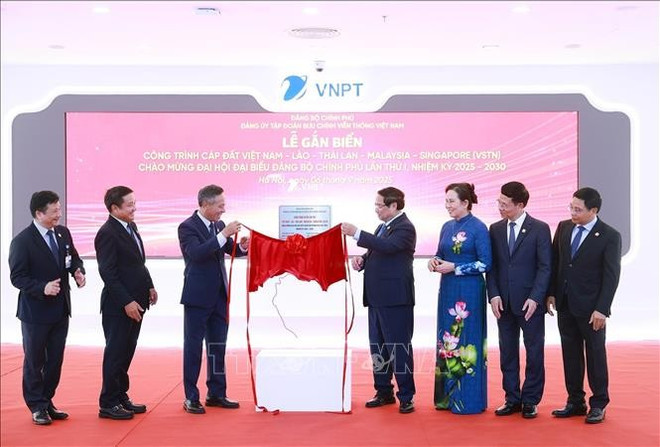 El primer ministro Pham Minh Chinh en la ceremonia de colocación de un cartel en el proyecto de cable terrestre Vietnam-Laos-Tailandia-Malasia-Singapur del Grupo VNPT. (Fuente: VNA) uuid6b6f51d8-8752-4fde-860a-ed55e5935df6code001library1type1mode1loctruecaptrue.jpg