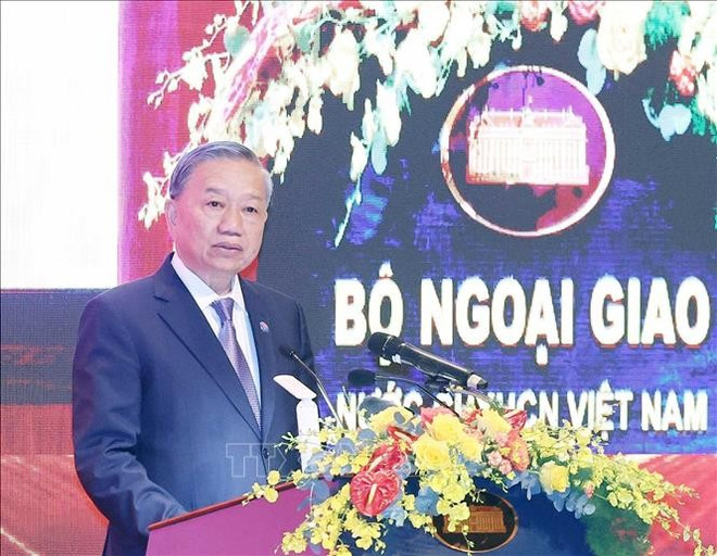 El secretario general del Partido Comunista de Vietnam, To Lam, habla en el evento. (Fuente: VNA) ngoai-giao-80-nam-25082025-02.jpg