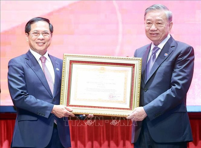 El secretario general del Partido Comunista de Vietnam, To Lam, otorgó al Ministerio de Relaciones Exteriores la Orden de Trabajo de Primera Clase por sus logros sobresalientes. (Fuente: VNA) ngoai-giao-80-nam-25082025-06.jpg
