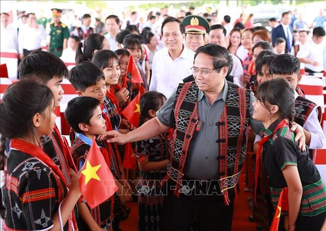 El primer ministro vietnamita, Pham Minh Chinh, con alumnos y pobladores de la aldea de Ahu, comuna de Tay Giang. (Fuente: VNA) le-khoi-cong-2.jpg