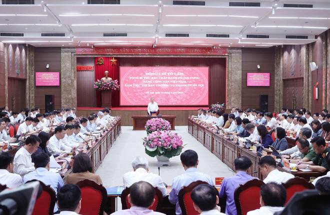 Panorama de la reunión. (Fuente: VNA) vna-potal-tong-bi-thu-to-lam-lam-viec-voi-ban-thuong-vu-thanh-uy-ha-noi-8094311.jpg