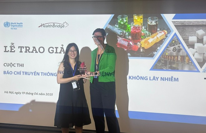 El concurso "Comunicación sobre la prevención de enfermedades no transmisibles", coorganizado por la OMS en el país sudesteasiático y Health Bridge Vietnam, fue lanzado el pasado 28 de abril y contó con la participación de periodistas de numerosas agencias de prensa con más de 120 obras. (Fuente: Vietnamplus) giai-thuong.jpg
