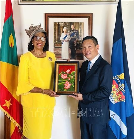 El embajador de Vietnam en Venezuela, concurrente en Granada, Vu Trung My, entrega un recuerdo a la gobernadora general de Granada, Cecile La Grenade. (Foto cortersía de la Embajada vietnamita en Venezuela) quoc-thu2-6825.jpg