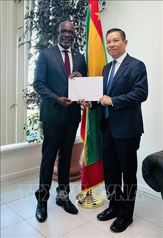 El embajador de Vietnam en Venezuela, concurrente en Granada, Vu Trung My, entrega una copia de sus cartas credenciales al ministro de Relaciones Exteriores, Comercio Internacional y Desarrollo de las Exportaciones de Granada, Joseph Andall. (Fuente:Embajada) quoc-thu-6825.jpg