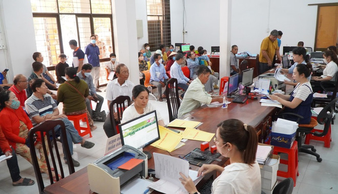La gente acude a realizar trámites administrativos en el nuevo Centro de Servicios de Administración Pública de la Comuna de My Tho, provincia de Dong Thap. (Foto: VNA) oka.jpg
