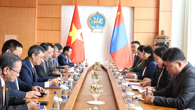 Panorama de la reunión. (Fuente: VNA) vna-potal-pho-chu-tich-quoc-hoi-tran-quang-phuong-hoi-dam-voi-pho-chu-tich-quoc-hoi-mong-co-bukhchuluun-purevdorj-8310563.jpg