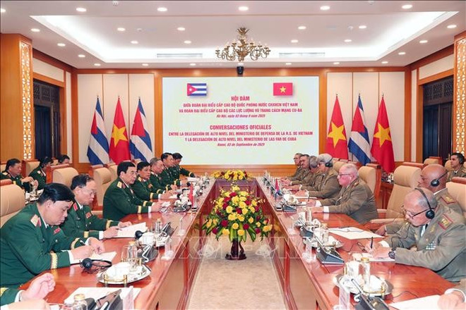 Panorama de la reunión. (Fuente: VNA) vna-potal-dai-tuong-phan-van-giang-chu-tri-le-don-bo-truong-bo-cac-luc-luong-vu-trang-cach-mang-cuba-stand-1.jpg