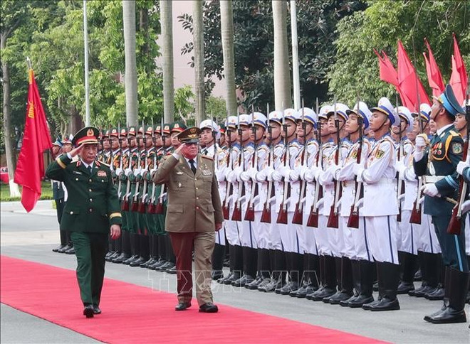 En el acto de bienvenida al general de cuerpo de ejército Álvaro López Miera, ministro de las Fuerzas Armadas Revolucionarias de Cuba. (Fuente: VNA) vna-potal-dai-tuong-phan-van-giang-chu-tri-le-don-bo-truong-bo-cac-luc-luong-vu-trang-cach-mang-cuba-stand.jpg