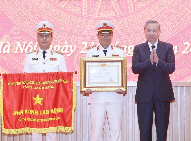 El secretario general del Partido Comunista de Vietnam, To Lam, entrega el título de Héroe del Trabajo al colectivo de la Fiscalía Popular. (Foto: VNA) vna-potal-tong-bi-thu-to-lam-du-le-ky-niem-65-nam-ngay-truyen-thong-nganh-kiem-sat-nhan-dan-8161045.jpg