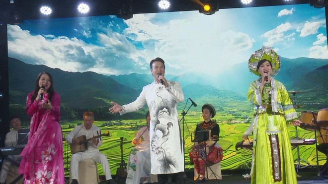 Una de las actuaciones en el evento. (Fuente: VNA) cac-nghe-sy-doan-nha-hat-ca-mua-nhac-viet-nam-bieu-dien-tai-buoi-le-anhpv-tai-ch-sec.jpg