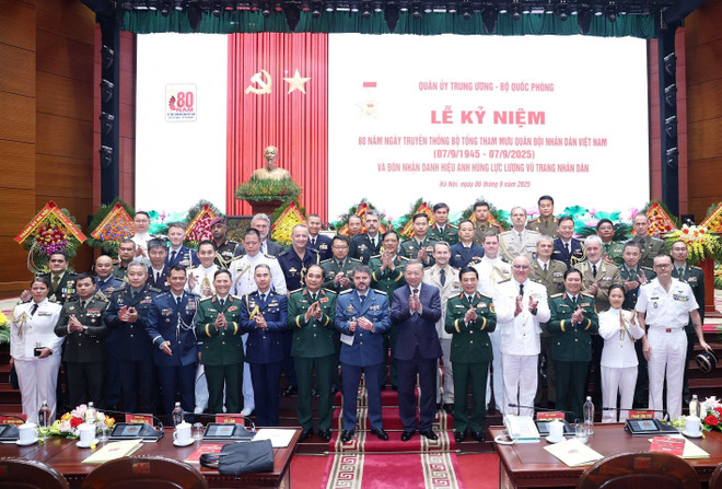 El secretario general del Partido Comunista de Vietnam, To Lam, y delegados en el acto. (Fuente: VNA) vna-potal-tong-bi-thu-to-lam-du-ky-niem-80-nam-ngay-truyen-thong-bo-tong-tham-muu-qdnd-viet-nam-8259807.jpg