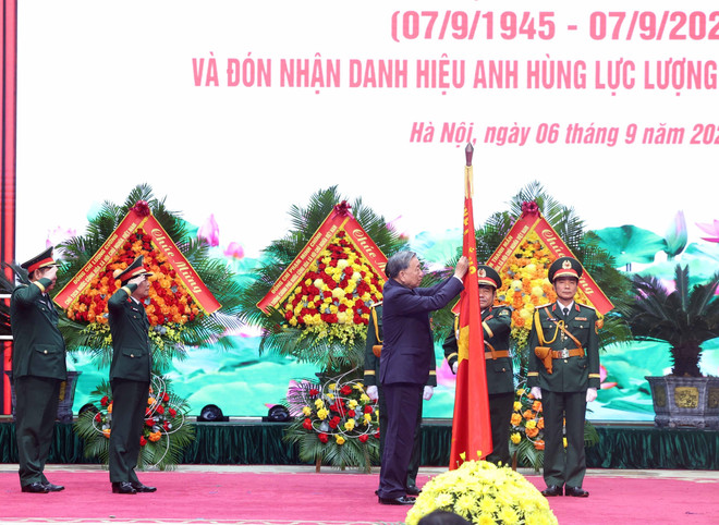 El secretario general del Partido Comunista de Vietnam, To Lam, entregó el título de "Héroe de las Fuerzas Armadas Populares" al Estado Mayor General. (Fuente: VNA) vna-potal-tong-bi-thu-to-lam-du-ky-niem-80-nam-ngay-truyen-thong-bo-tong-tham-muu-qdnd-viet-nam-8259770.jpg