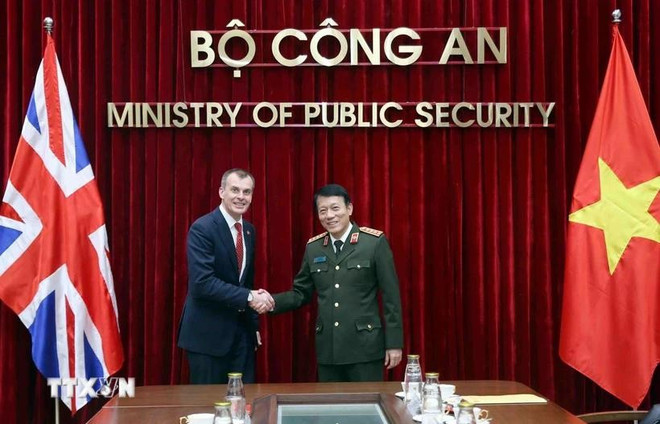 El ministro de Seguridad Pública de Vietnam (MSP), Luong Tam Quang, recibió al secretario de estado del Ministerio del Interior del Reino Unido, Simon Ridley. (Fuente: VNA) bo-truong-cong-an.jpg