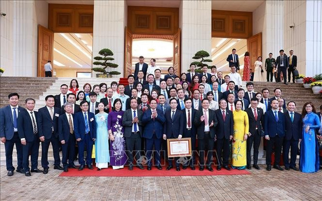 El primer ministro Pham Minh Chinh y gerentes empresariales. (Fuente: VNA) thu-tuong-1.jpg