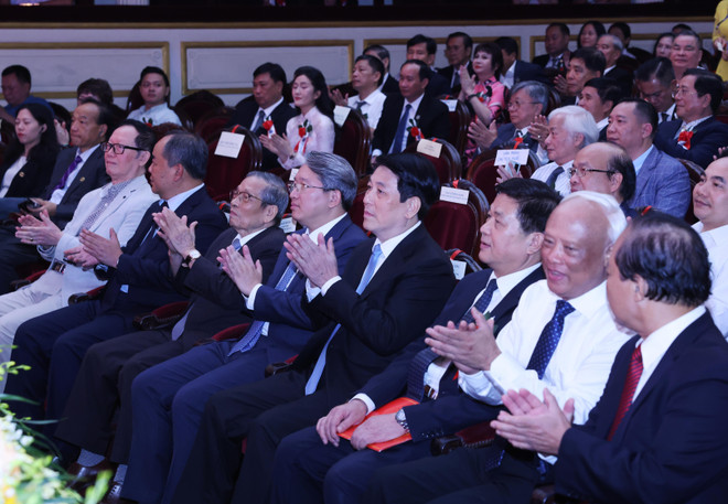 El presidente de Vietnam, Luong Cuong, asistió a la ceremonia de conmemoración del 80º aniversario del Día de los Abogados. (Fuente: VNA) vna-potal-chu-tich-nuoc-du-le-ky-niem-80-nam-ngay-truyen-thong-luat-su-viet-nam-8328550.jpg