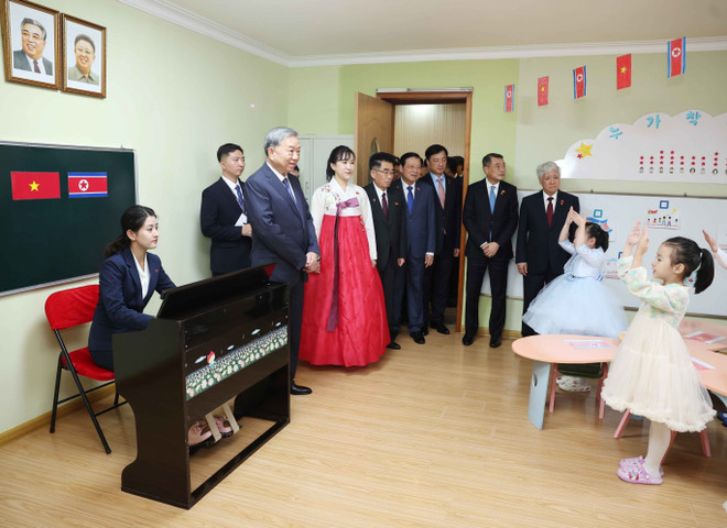 El secretario general del Partido Comunista de Vietnam, To Lam, visita el aula que lleva el nombre del Presidente Ho Chi Minh (Fuente: VNA) vna-potal-tong-bi-thu-to-lam-tham-truong-mau-giao-kieng-sang-va-lop-hoc-mang-ten-bac-ho-8328674.jpg