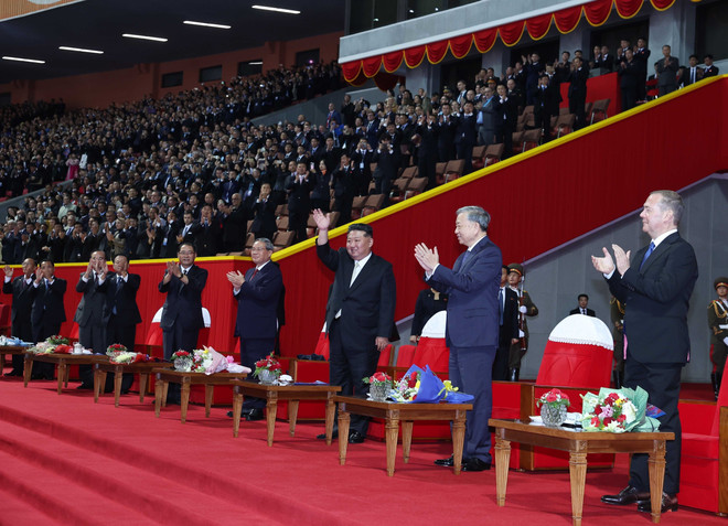 El secretario general del Partido del Trabajo de Corea y titular de la Comisión de Asuntos Estatales de Corea del Norte, Kim Jong Un; el secretario general del Partido Comunista de Vietnam, To Lam, y líderes de los países participan en el programa conmemorativo al 80 aniversario de la fundación del Partido del Trabajo de Corea. (Fuente: VNA) vna-potal-tong-bi-thu-to-lam-du-chuong-trinh-bieu-dien-nghe-thuat-ky-niem-80-nam-thanh-lap-dang-lao-dong-trieu-tien-8328731.jpg