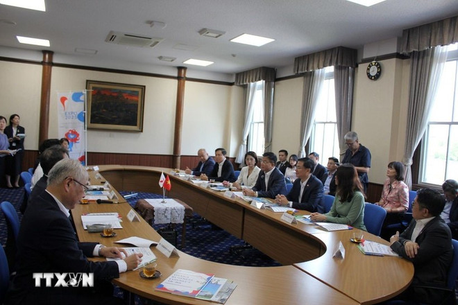 Panorama de la reunión entre el viceprimer ministro vietnamita Le Thanh Long y el gobernador de la prefectura de Osaka, Yoshimura Hirofumi. (Fuente: VNA) hoat-dong-cua-pho-thu-tuong-le-thanh-long-tai-nhat-ban-1009-1.jpg