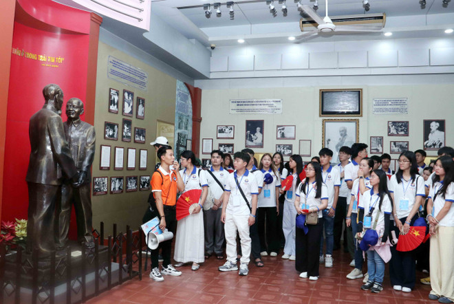 Jóvenes y estudiantes vietnamitas en el exterior visitaron el Museo Ho Chi Minh. (Fuente: VNA) vna-potal-trai-he-viet-nam-2025-cung-nhau-viet-tiep-cau-chuyen-hoa-binh-tu-lich-su-hao-hung-cua-dan-toc-8147981.jpg