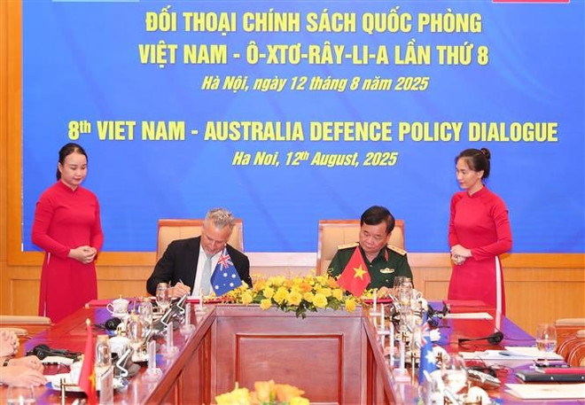 El coronel general Hoang Xuan Chien, viceministro de Defensa de Vietnam; Hugh Jeffrey, subsecretario general de Defensa de Australia, firmaron el plan de cooperación de defensa entre los dos países para el período 2025-2027. (Fuente: VNA) vna-potal-doi-thoai-chinh-sach-quoc-phong-viet-nam-australia-lan-thu-8-8205013.jpg