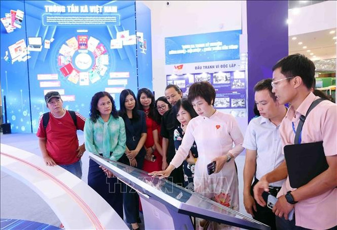 La directora general de la VNA, Vu Viet Trang, y funcionarios de la agencia en el encuentro. (Fuente: VNA) trien-lam-anh-80-nam-3.jpg