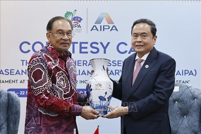 El presidente de la Asamblea Nacional de Vietnam, Tran Thanh Man, entrega un recuerdo al primer ministro de Malasia, Anwar Ibrahim. (Fuente: VNA) tran-thanh-man.jpg