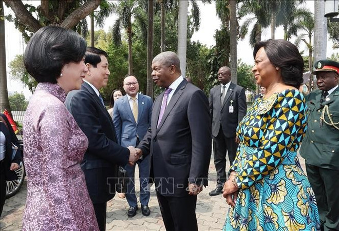 El presidente de Angola, João Manuel Gonçalves Lourenço, y su esposa reciben al presidente de Vietnam, Luong Cuong, y a su esposa. (Fuente: VNA) don-ctn-va-phu-nhan.jpg