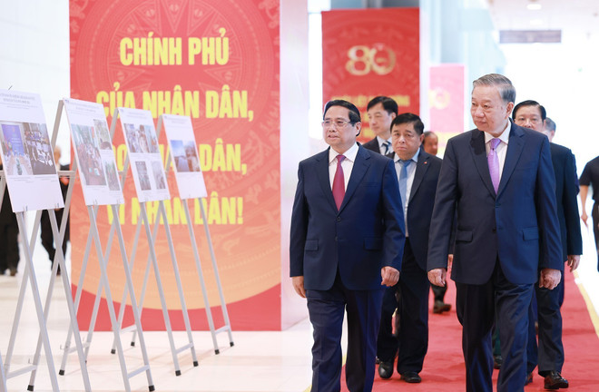 El secretario general del Partido Comunista, To Lam, y el primer ministro Pham Minh Chinh, junto con delegados, visitan una exposición fotográfica sobre las actividades del Gobierno a lo largo de los años, realizada por la Agencia Vietnamita de Noticias. (Fuente: VNA) vna-potal-tong-bi-thu-to-lam-du-le-ky-niem-80-nam-thanh-lap-chinh-phu-8222224.jpg