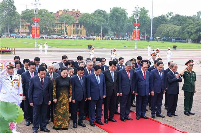 Dirigentes y ex dirigentes del Partido y del Estado acudieron a depositar coronas florales en memoria de los heroicos mártires. (Foto: VNA) vna-potal-doan-dai-bieu-lanh-dao-dang-nha-nuoc-vao-lang-vieng-chu-tich-ho-chi-minh-8040149.jpg