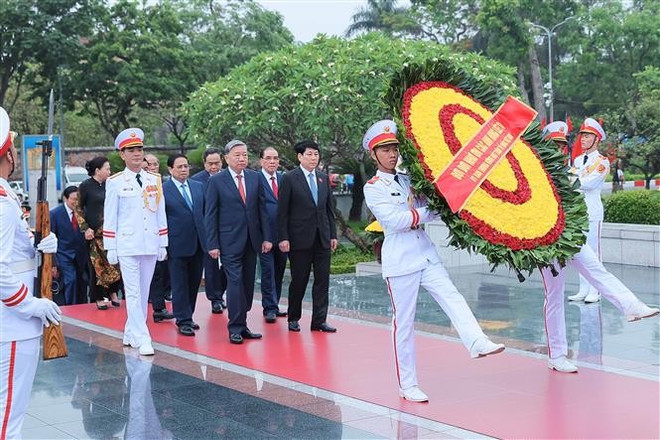 La delegación de dirigentes y ex dirigentes del Partido y del Estado depositó ofrendas florales y visitó el Mausoleo del Presidente Ho Chi Minh. (Foto: VNA) vna-potal-lanh-dao-dang-va-nha-nuoc-den-dat-vong-hoa-tuong-niem-cac-anh-hung-liet-si-8040181.jpg