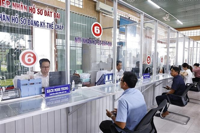 Las personas acuden a realizar trámites administrativos en el Centro de Servicios de Administración Pública de la Comuna de Vi Thuy, ciudad de Can Tho. (Foto: VNA) vna-potal-chu-tich-quoc-hoi-tran-thanh-man-tham-trung-tam-phuc-vu-hanh-chinh-cong-xa-vi-thuy-8125402.jpg