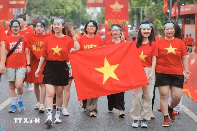 El torneo "Mi Vietnam" establecerá un récord nacional por el mayor número de personas con camiseta de bandera roja con estrella dorada asistentes a un maratón en la historia. (Fuente: VNA) vietnamgiai.jpg