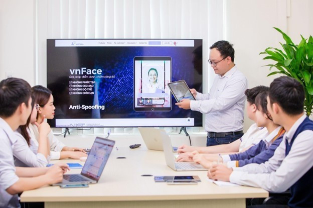 El Ministerio del Interior de Vietnam implementa una serie de medidas, centradas fundamentalmente en la transformación digital, con vistas a disminuir de 36 a 10 días el tiempo de emisión de permisos de trabajo a extranjeros. (Fuente: Vietnamplus) vnpt-ai.jpg