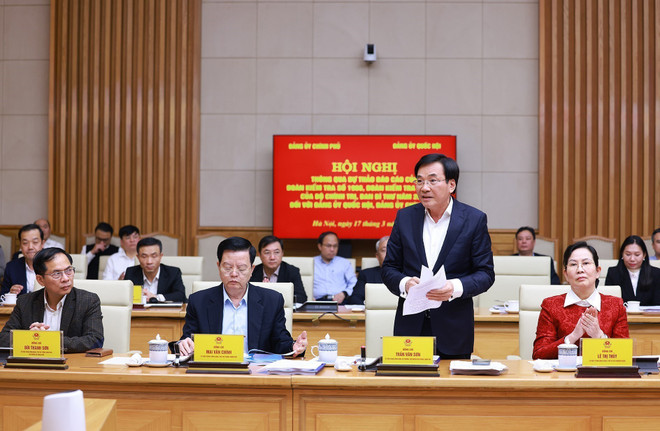 El ministro y jefe de la Oficina Gubernamental, Tran Van Son, habla en el evento. (Fuente: VNA) vna-potal-thu-tuong-va-chu-tich-quoc-hoi-chu-tri-hoi-nghi-thong-qua-du-thao-bao-cao-cua-doan-kiem-tra-1908-va-doan-kiem-tra-1910-7917315.jpg