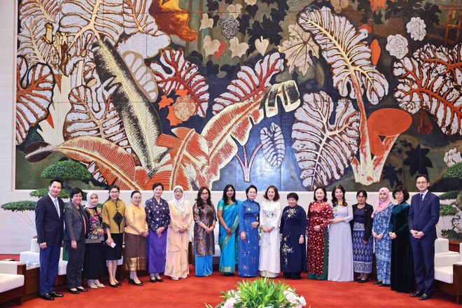 Nguyen Thi Thanh Nga, esposa del presidente de la Asamblea Nacional de Vietnam, Tran Thanh Man, y representantes del Círculo de Mujeres de la ASEAN de Hanoi. (Fuente: VNA) vna-potal-phu-nhan-chu-tich-quoc-hoi-nguyen-thi-thanh-nga-tiep-nhom-phu-nu-cong-dong-asean-7917625.jpg