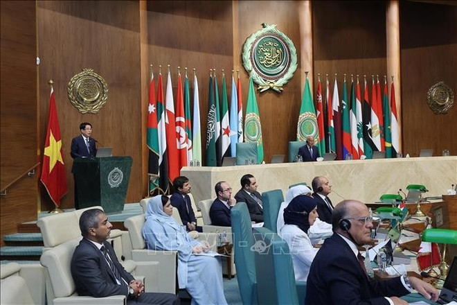 Panorama de la reunión. (Fuente: VNA) vna-potal-chu-tich-nuoc-luong-cuong-phat-bieu-chinh-sach-tai-lien-doan-arab-stand.jpg