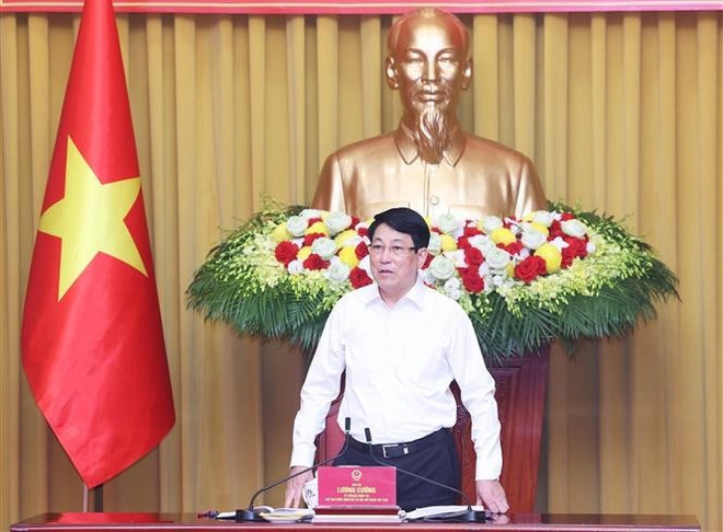 El presidente vietnamita, Luong Cuong, habla en el evento. (Fuente: VNA) vna-potal-chu-tich-nuoc-lam-viec-voi-tinh-uy-hung-yen-va-tinh-uy-thai-binh-ve-viec-thuc-hien-nghi-quyet-hoi-nghi-trung-uong-11-khoa-xiii-8074660.jpg