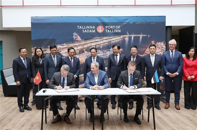 El primer ministro Pham Minh Chinh presencia la firma de un memorando de entendimiento sobre cooperación en la transferencia de tecnología de operación portuaria inteligente entre la Corporación Marítima de Vietnam (VIMC) y la administración del Puerto de Tallin. (Fuente: VNA) vna-potal-thu-tuong-pham-minh-chinh-tham-quan-cang-tallinna-sadam-8075489.jpg