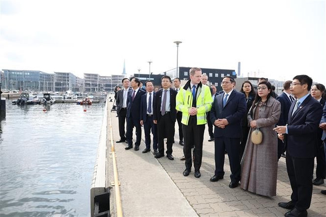 El primer ministro vietnamita, Pham Minh Chinh, y su esposa visitan el Puerto de Tallin. (Foto: VNA) vna-potal-thu-tuong-pham-minh-chinh-tham-quan-cang-tallinna-sadam-8075495.jpg