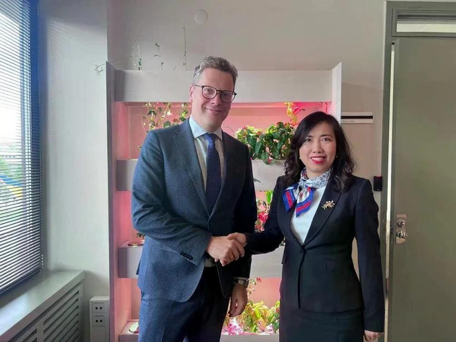 La viceministra de Relaciones Exteriores de Vietnam, Le Thi Thu Hang, de visita de trabajo en Estonia en mayo pasado, y el secretario de Estado de Asuntos Exteriores de Estonia, Martin Roger. (Fuente: baoquocte.vn) estonia.jpg