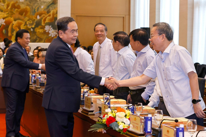 El presidente de la Asamblea Nacional de Vietnam, Tran Thanh Man, y delegados. (Fuente: VNA) chu-tich-quoc-hoi-tran-thanh-man-voi-dai-bieu-anh-ttxvn.jpg