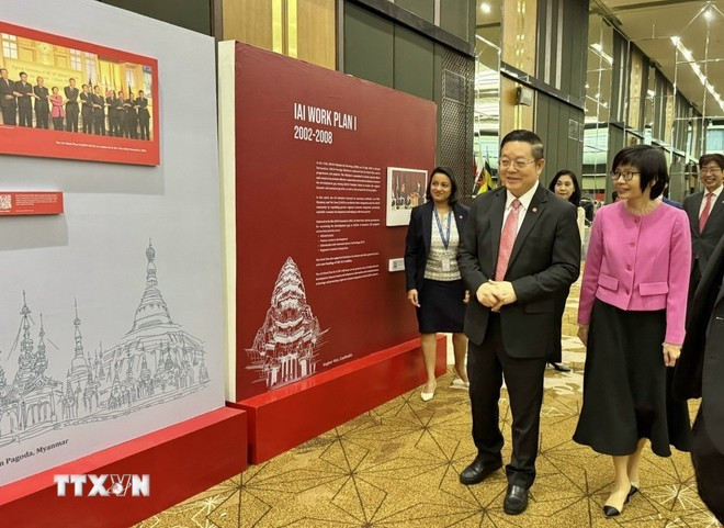La embajadora Ton Thi Ngoc Huong, jefa de la misión vietnamita ante la ASEAN, y el secretario general de la agrupación, Kao Kim Hourn, en la exposición. (Fuente: VNA) asean.jpg