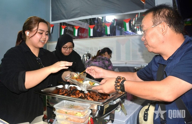 Presentan gastronomía musulmana en el Festival de Turismo de Hanoi 2025. (Foto: qdnd.vn) ai.jpg