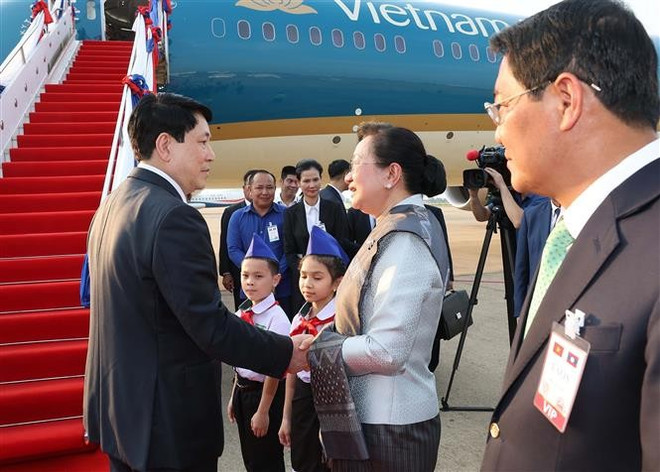 El presidente vietnamita, Luong Cuong, en el aeropuerto internacional Wattay, Vientiane, Laos. (Fuente: VNA) vna-potal-chu-tich-nuoc-luong-cuong-ket-thuc-tot-dep-chuyen-tham-cap-nha-nuoc-toi-chdcnd-lao-7995500.jpg