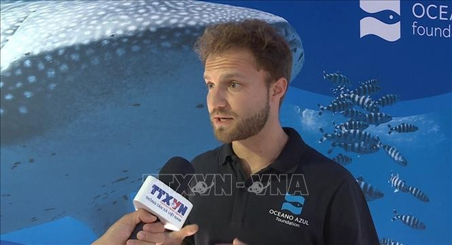 Louis Lambrechts, experto en defensa internacional de los océanos de la Fundación Océano Azul, en la entrevista. (Fuente: VNA) chuyen-gia-chinh-sach.jpg