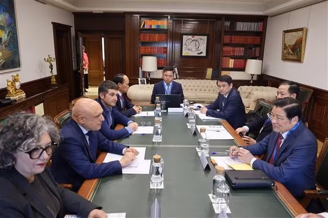 vna-potal-doan-dai-bieu-dang-cong-san-viet-nam-tham-va-lam-viec-tai-tay-ban-nha-8426326.jpg