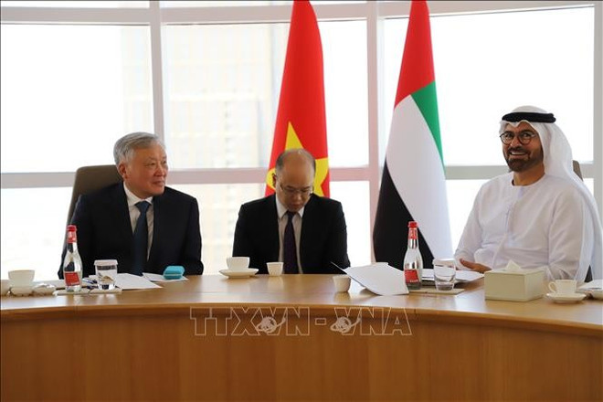 El viceprimer ministro permanente vietnamita Nguyen Hoa Binh se reunió con el ministro de Asuntos del Gabinete, Mohammed Bin Abdullah Al Gergawi. (Fuente: VNA) bo-truong-noi-cac.jpg
